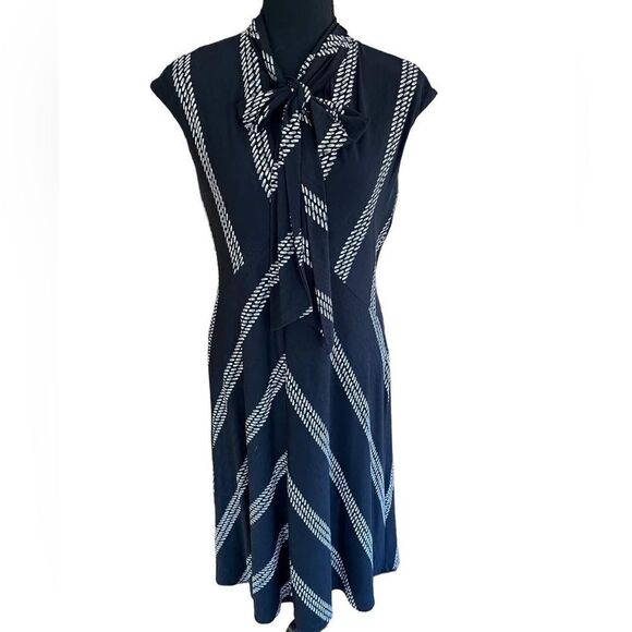 Nine West black/white patterned lined sleeveless tie front fit and flare dress - Picture 1 of 6